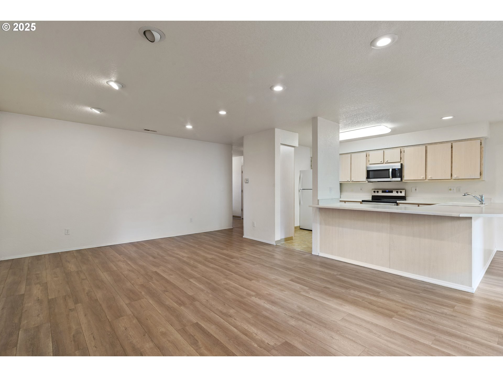 Photo #6: 735710793 Listing 