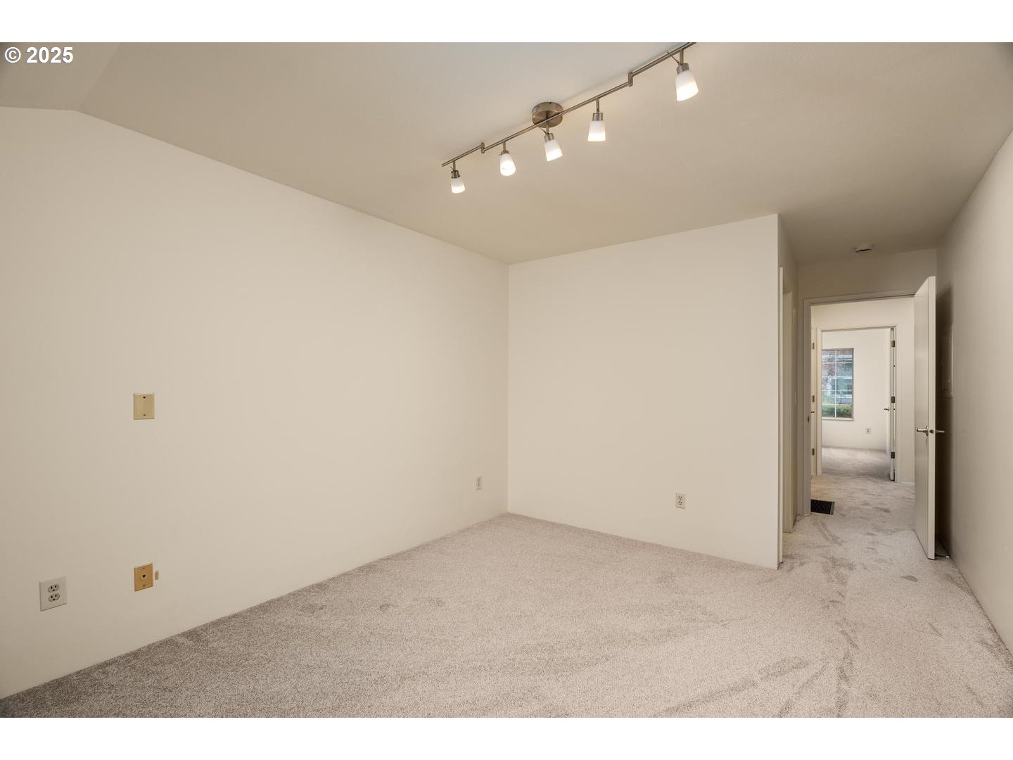 Photo #12: 750746849 Listing: Photo #12