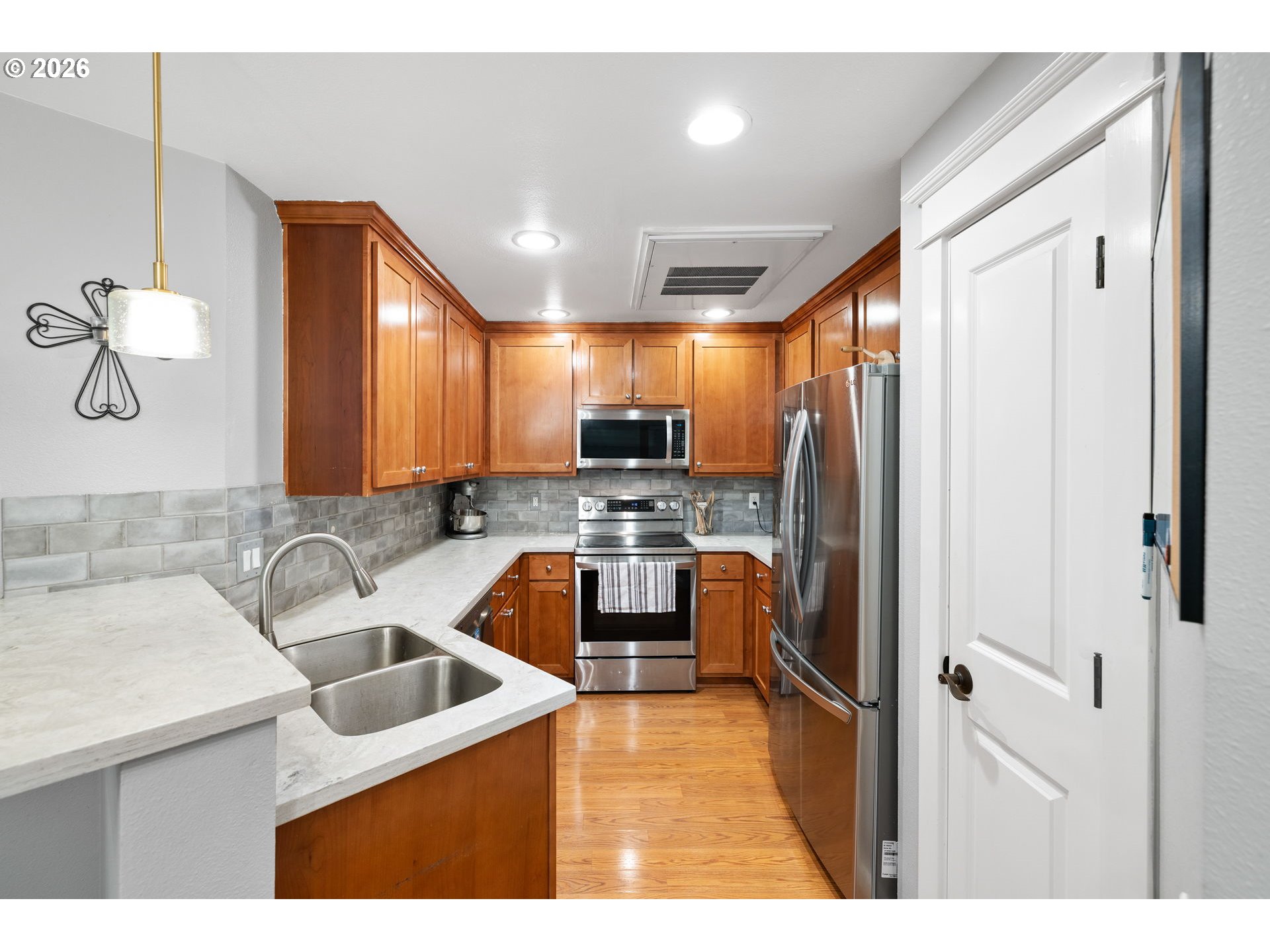 Photo #4: 796984931 Listing: Photo #4